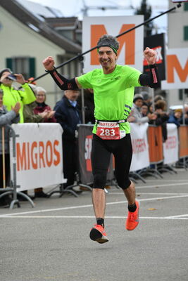 Alex strahlend im Ziel